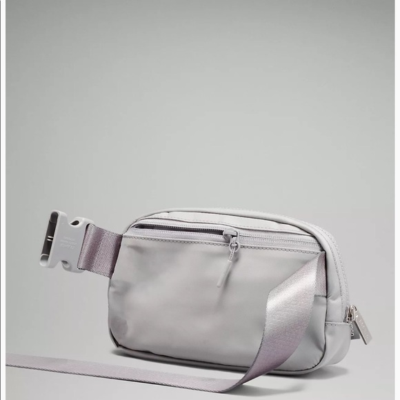 NWT Lululemon Silver Drop Everywhere Belt Bag! - Picture 7 of 9